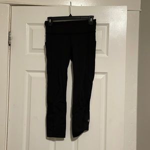 Lululemon size 4 cropped yoga pants.